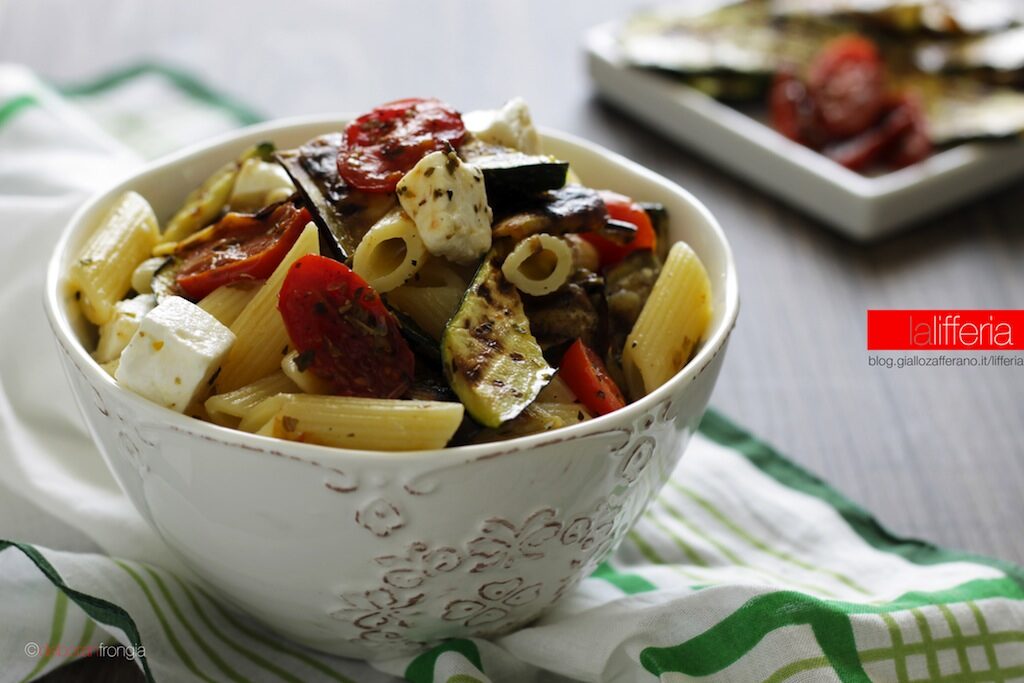Insalata di pasta con verdure grigliate e feta