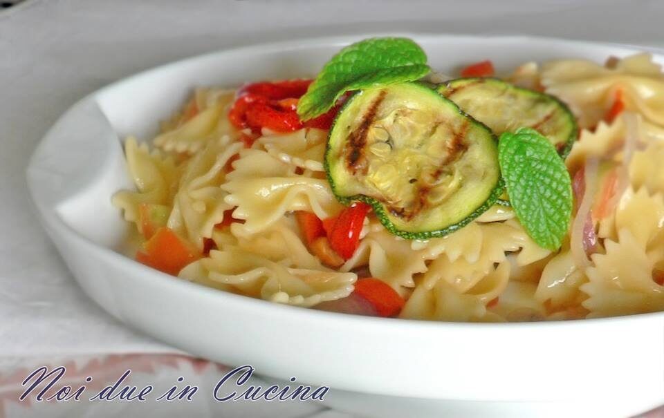 Insalata di pasta con verdure grigliate
