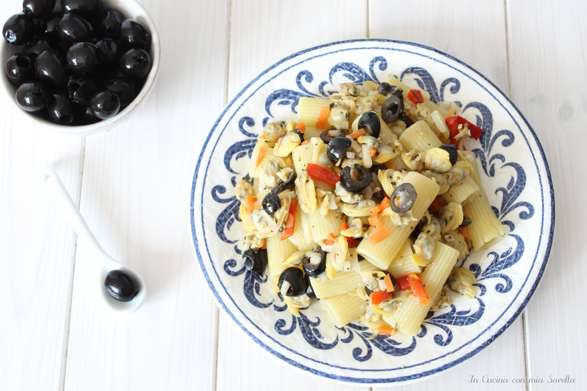 Insalata di pasta con vongole e olive