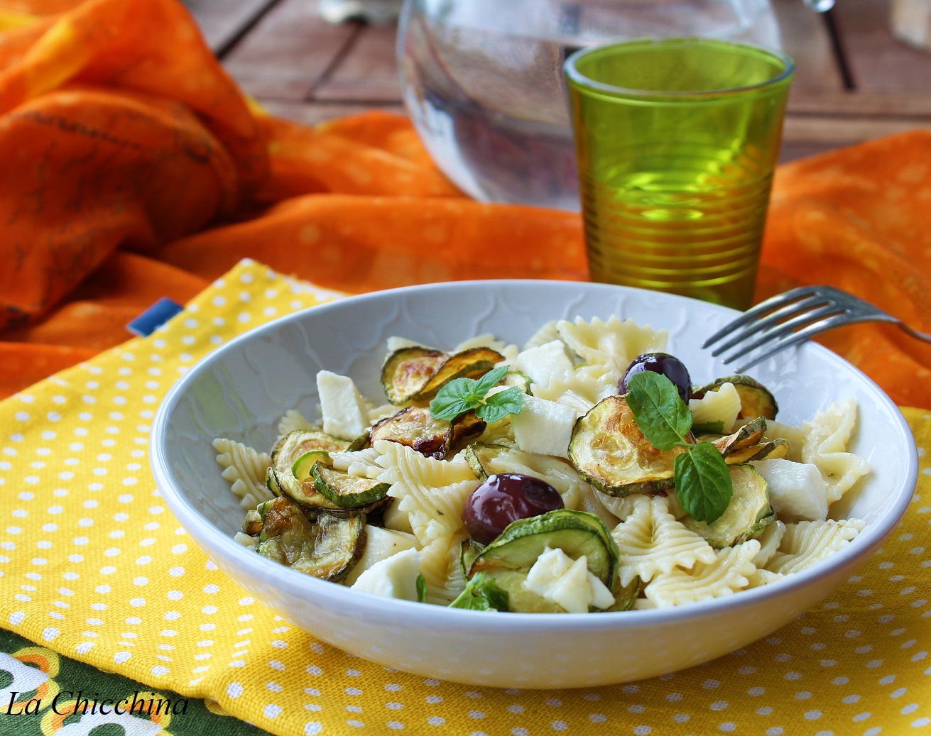 Insalata di pasta con zucchine, mozzarella e provolone piccante