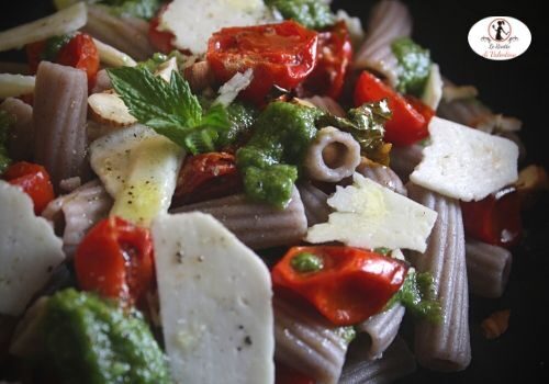 Insalata di pasta di grano saraceno con pomodorini arrosto in friggitrice ad aria, pesto di menta e pecorino romano