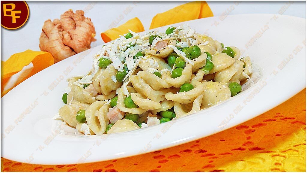 Insalata di pasta e piselli con fesa di tacchino