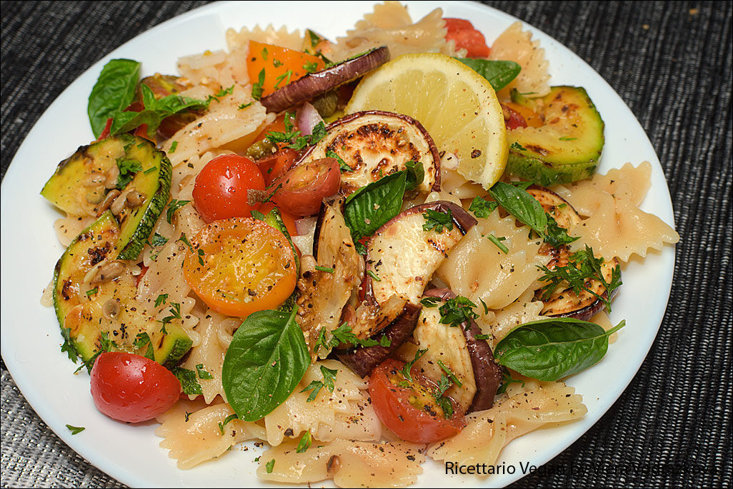 Insalata di pasta estiva con verdure dell’orto
