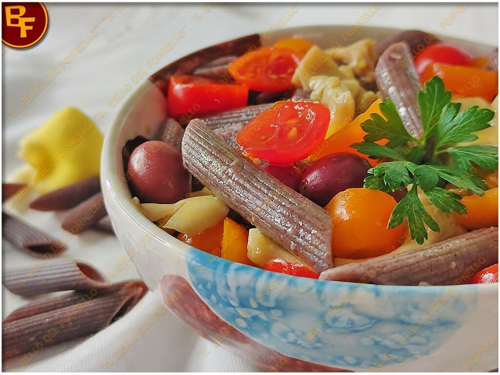 Insalata di pasta fredda con funghi e pomodorini