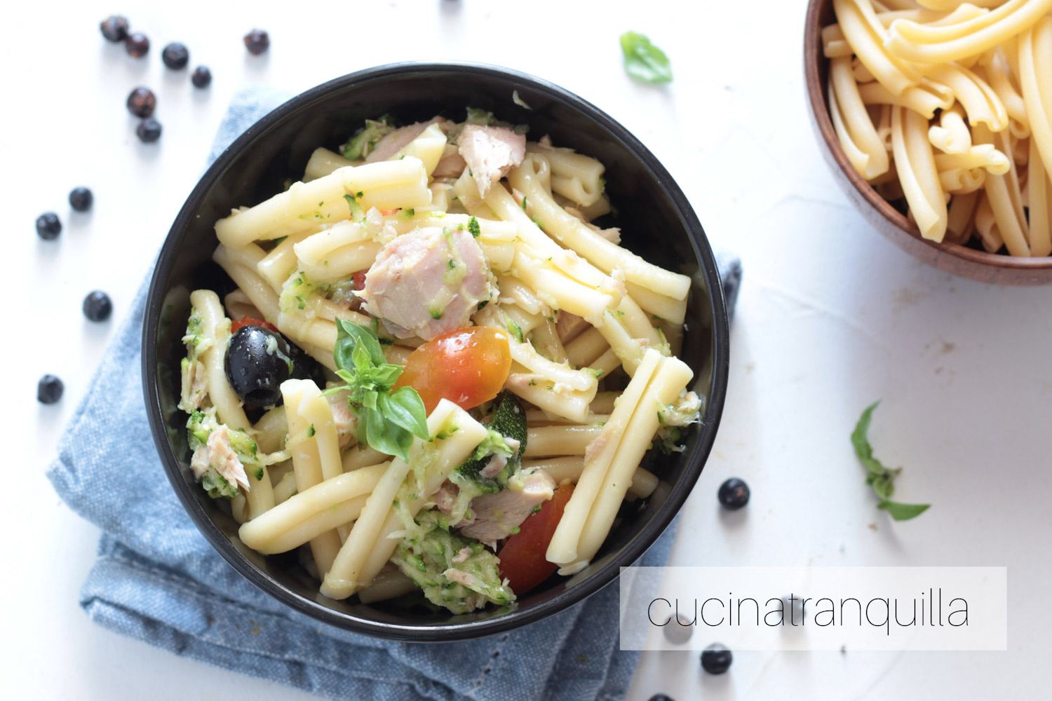 Insalata di pasta fredda con tonno e zucchine