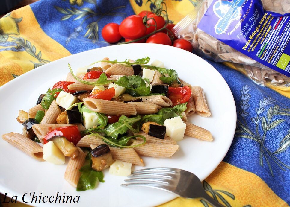 Insalata di pasta integrale con melanzane e altre bontà