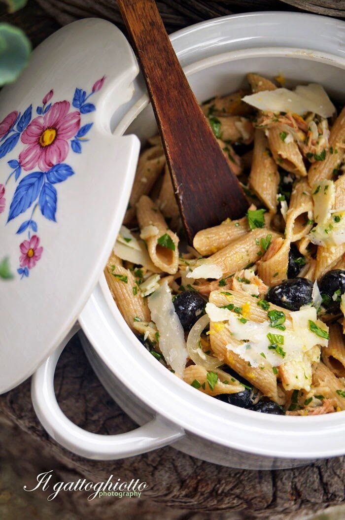 Insalata di pasta integrale con tonno, olive e scaglie di parmigiano
