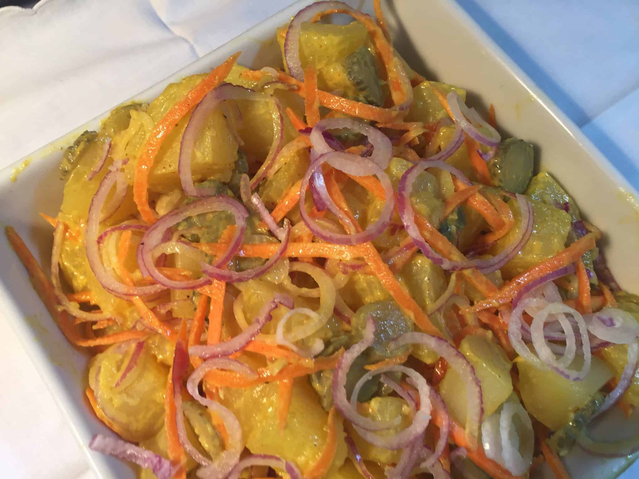 Insalata di patate all’americana con curry e cetriolini in agrodolce