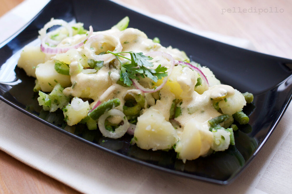 Insalata di patate allo yogurt con sedano e fagiolini