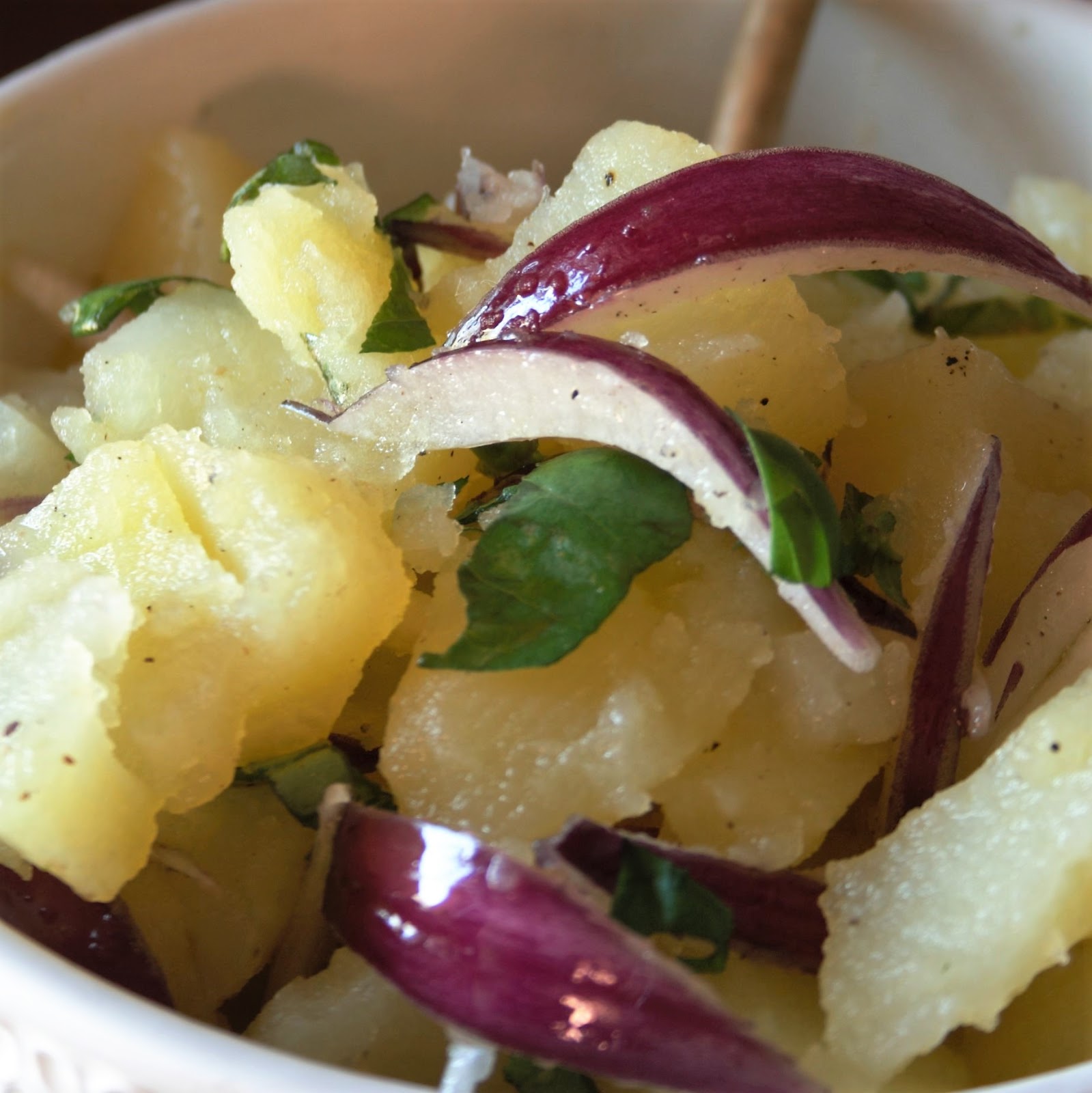 Insalata di patate , cipolla di tropea e basilico fresco