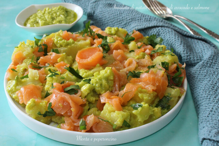 Insalata di patate con crema di avocado e salmone