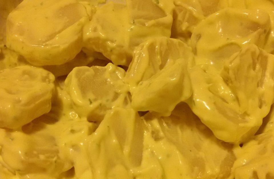Insalata di patate con salsa maionese al prezzemolo