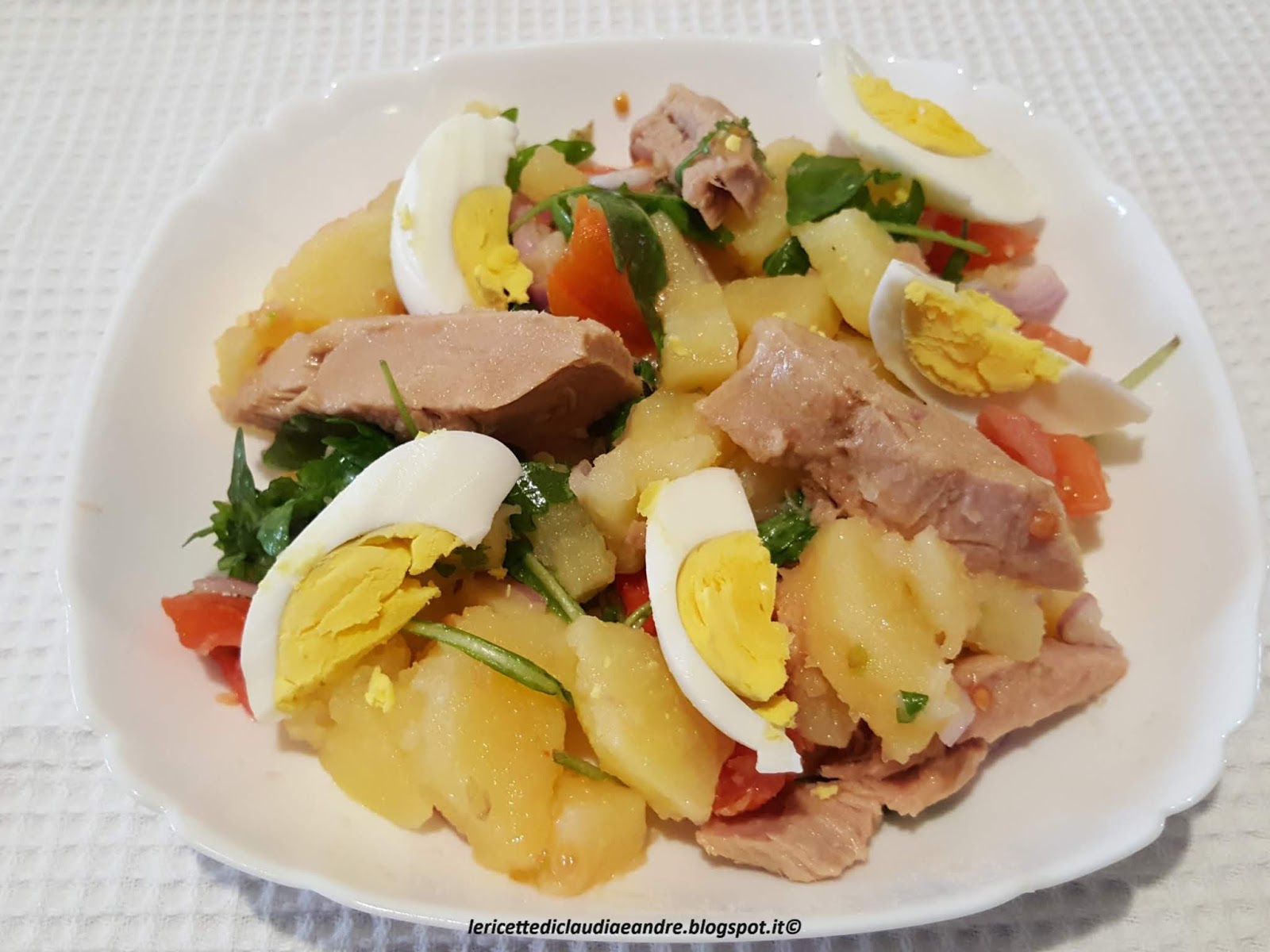 Insalata di patate con tonno, cipolla, rucola e pomodori