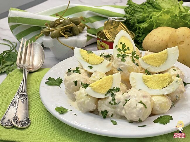Insalata di patate con tonno e uova sode