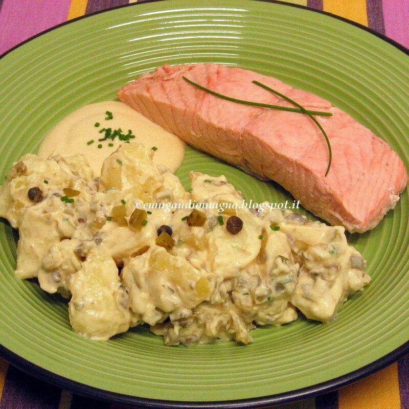 Insalata di patate e salmone con yogurt e senape