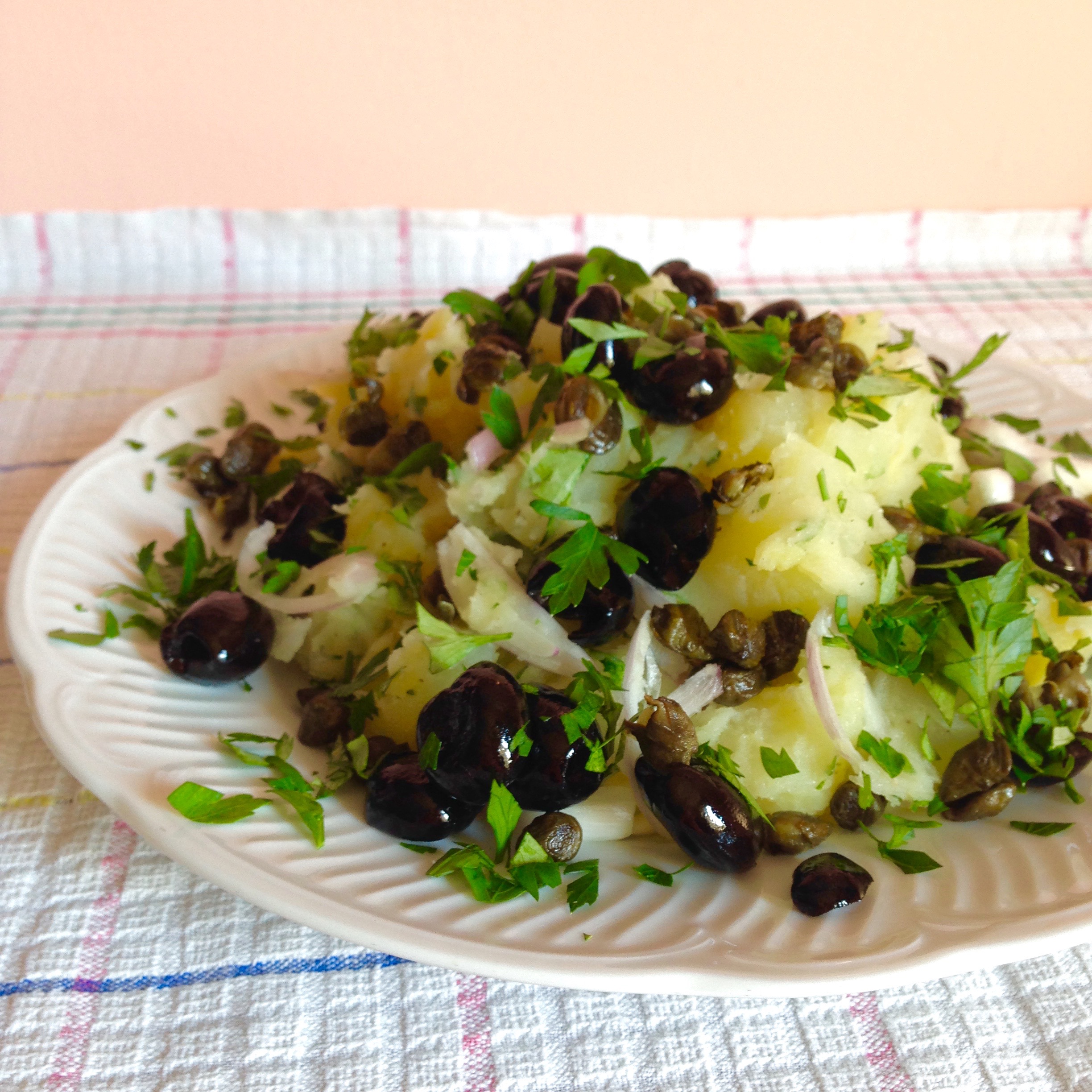 Insalata di patate, olive e capperi