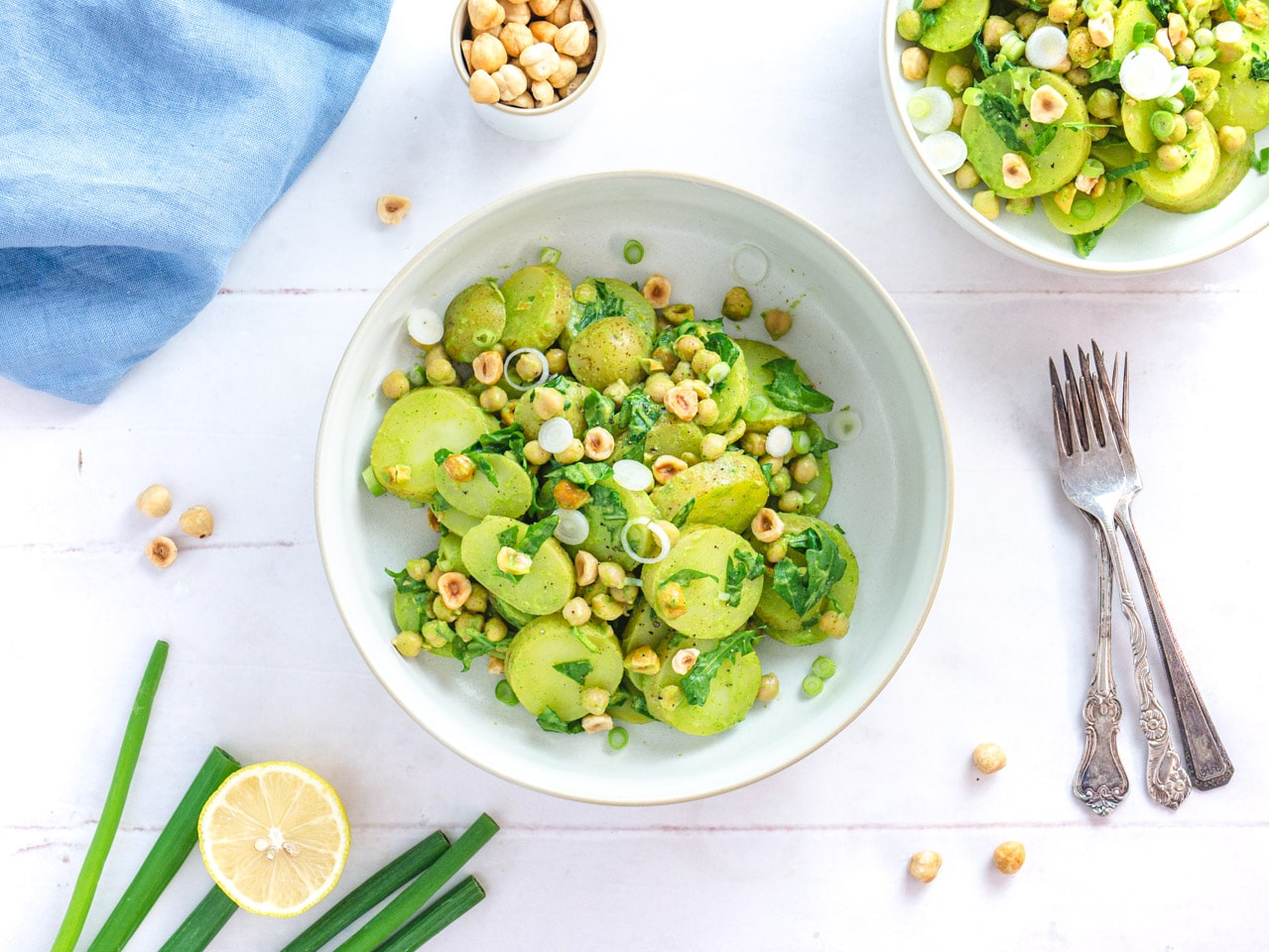 Insalata di patate vegana cremosa e croccante