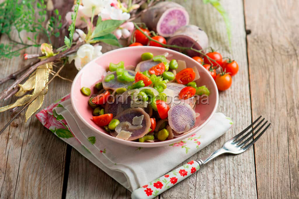 Insalata di patate viola e fave, un contorno particolare
