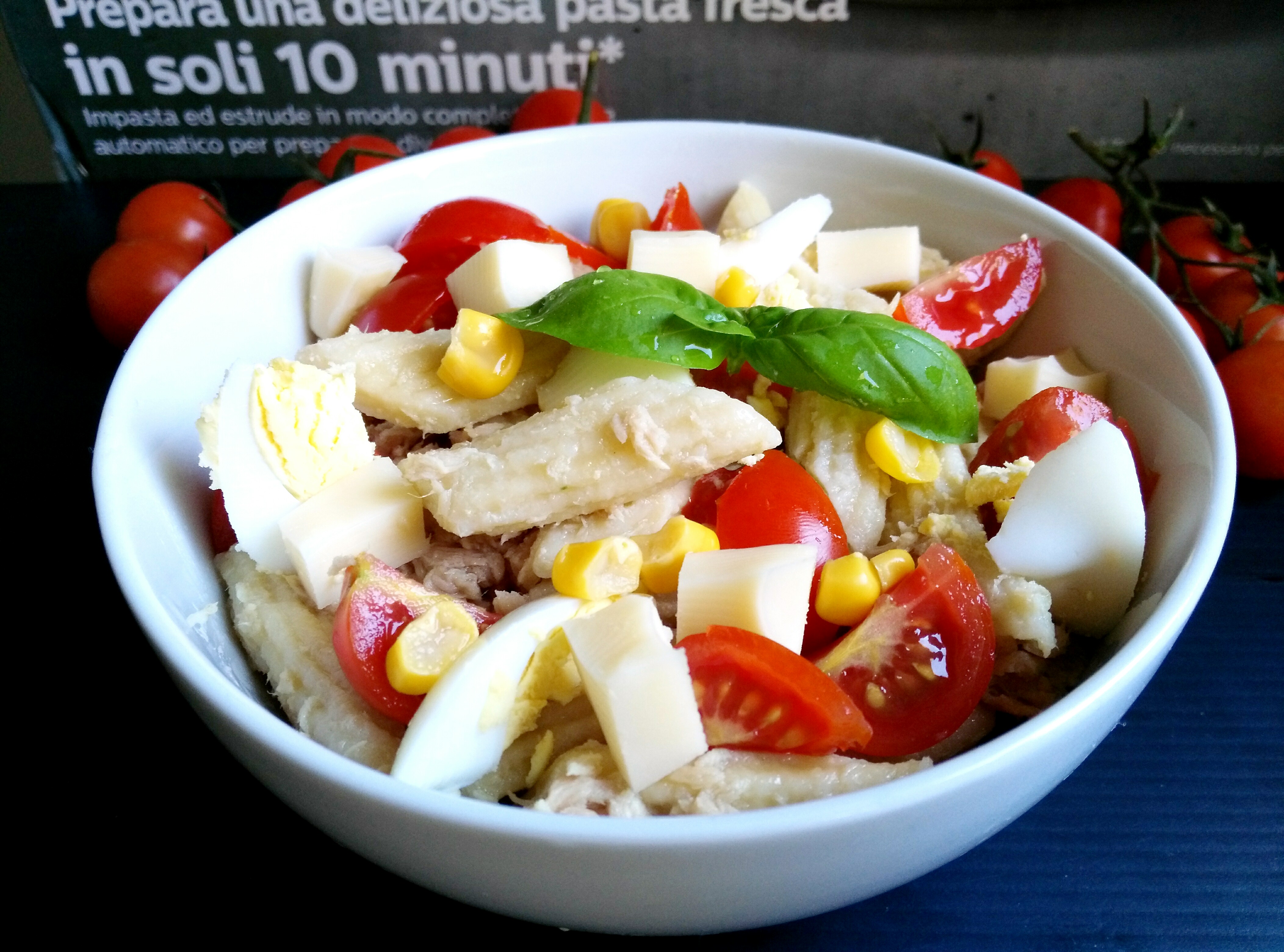 Insalata di penne fredde con tonno e pomodorini