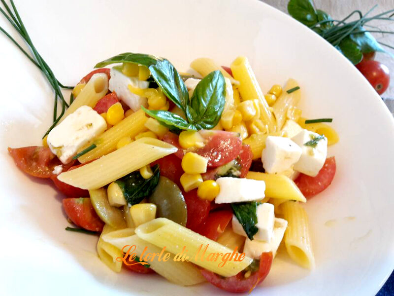Insalata di pennette con feta greca e olive