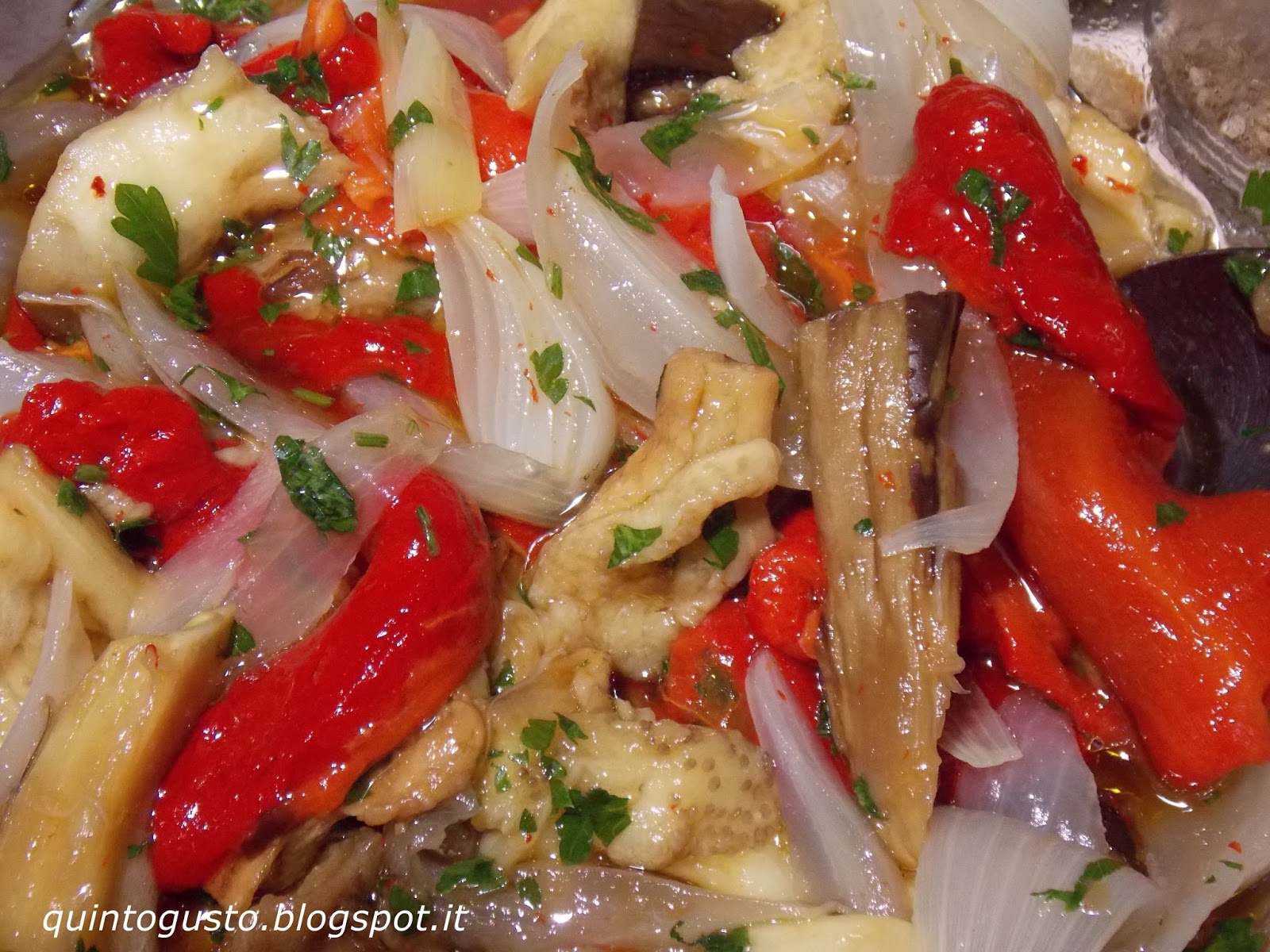 Insalata di peperoni, melanzane e cipolle arrosto
