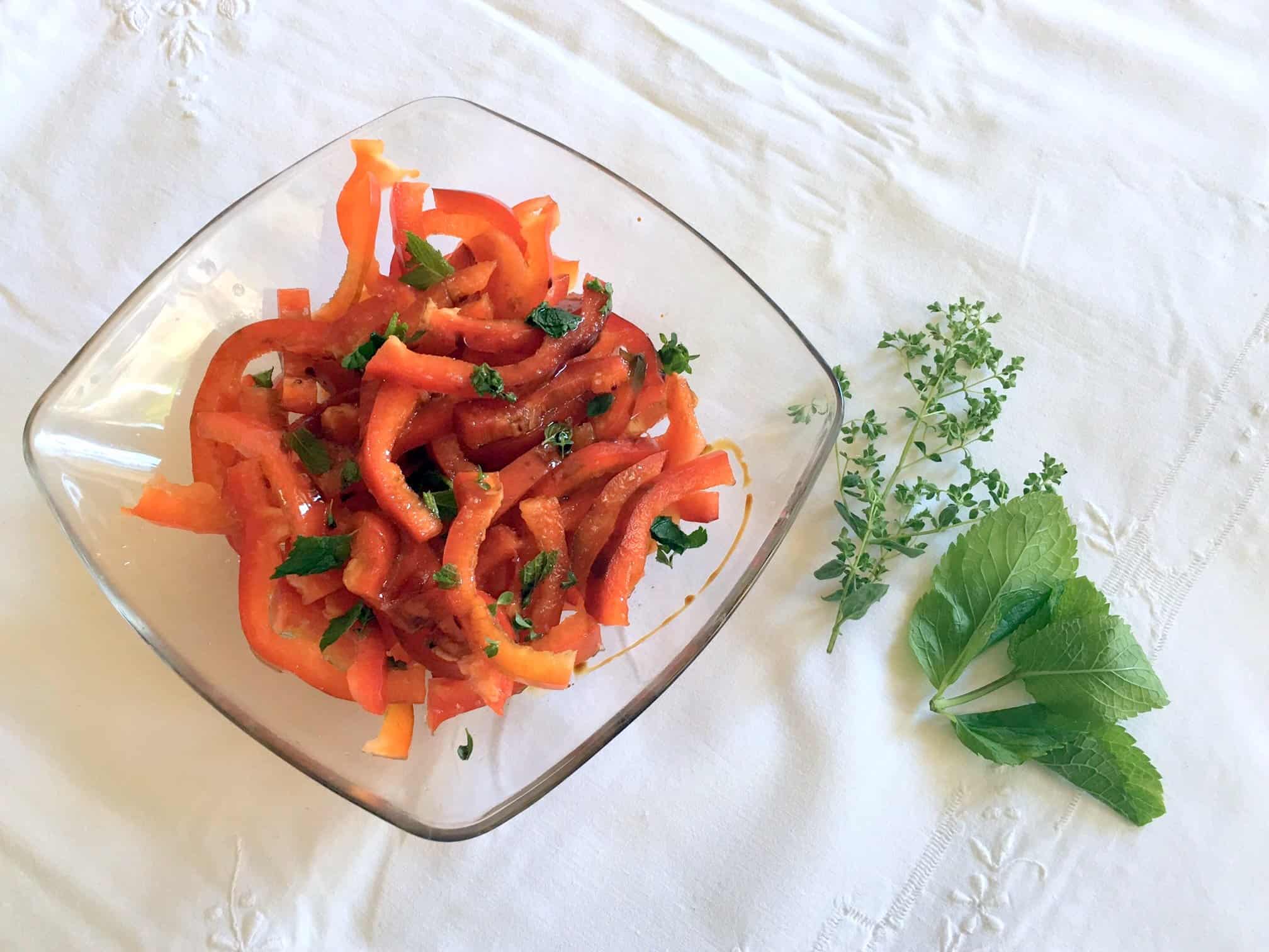 Insalata di peperoni rossi: crudi, freschi e croccanti con erbe aromatiche