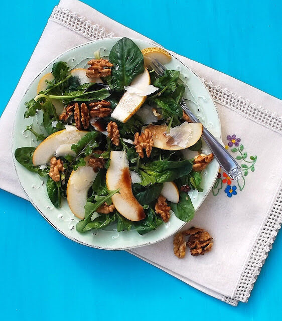 Insalata di pere, rucola, noci e parmigiano