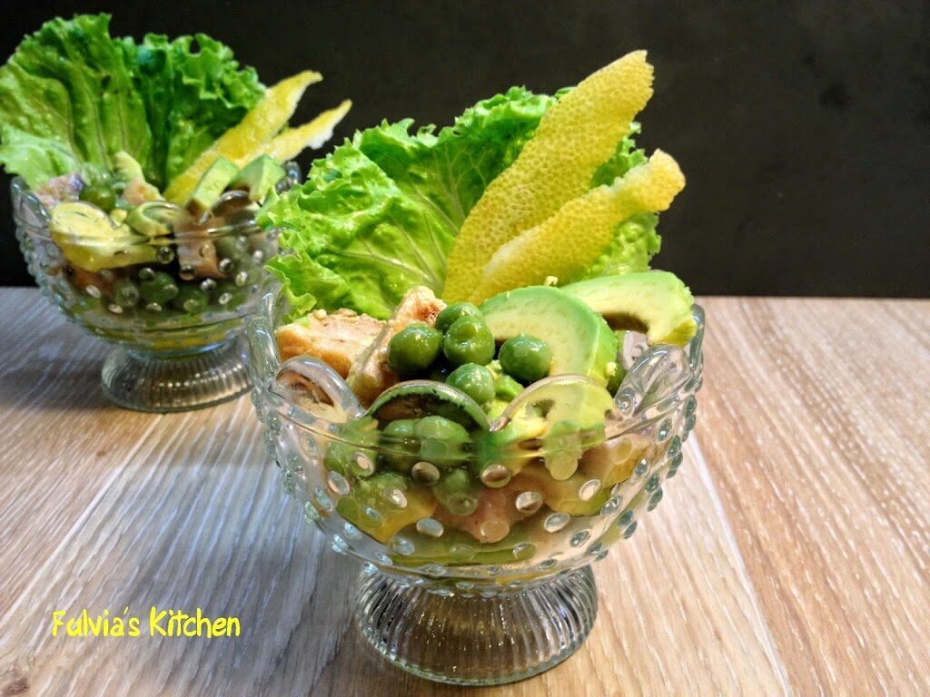 Insalata di pesce spada con avocado, piselli e scorzette di limone