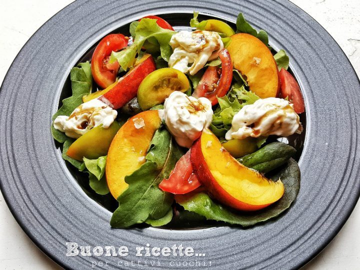 Insalata di pesche e burrata