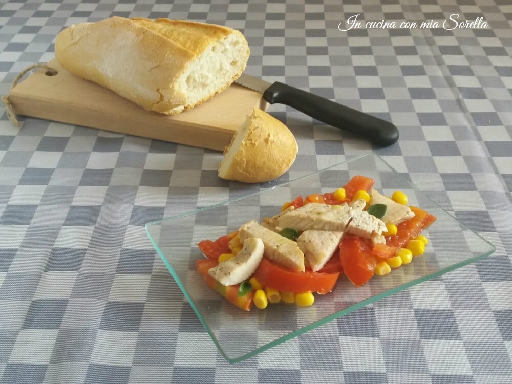 Insalata di pollo ai pomodori e mais