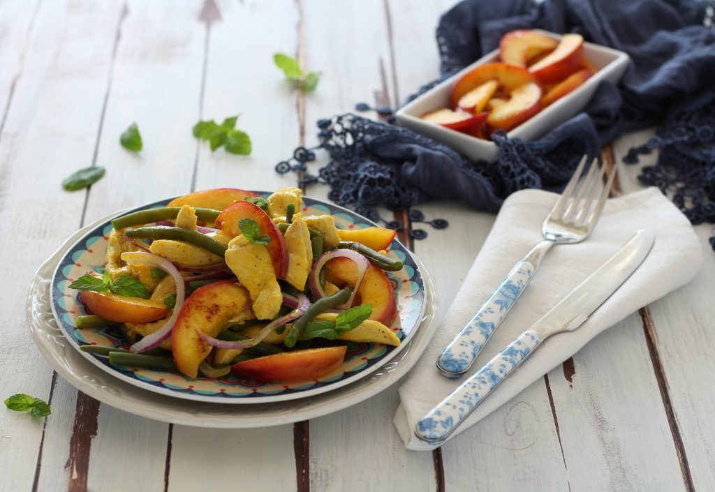 Insalata di pollo allo zafferano pesche e fagiolini