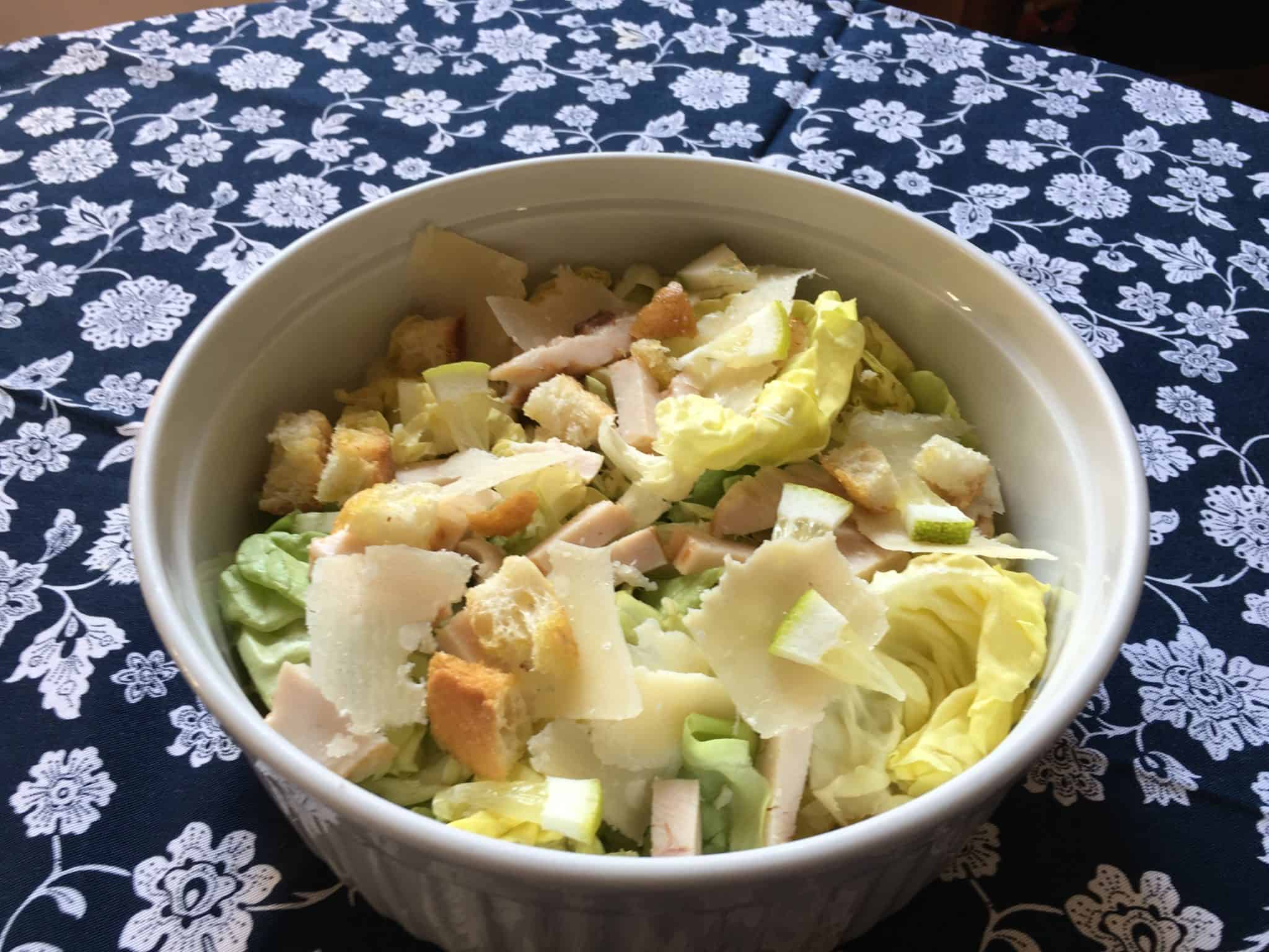 Insalata di pollo arrosto, lattuga, crostini e parmigiano
