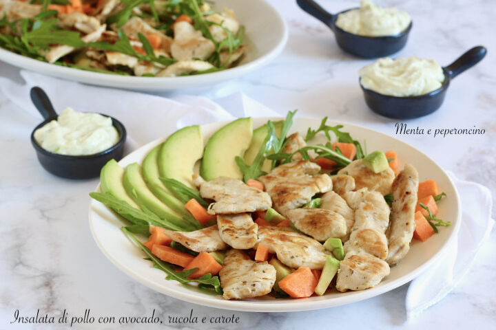 Insalata di pollo con avocado, rucola e carote