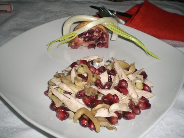 Insalata di pollo con melanzane e melagrane