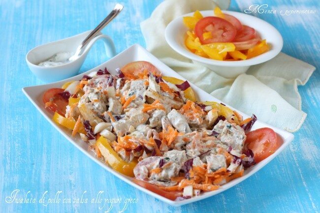 Insalata di pollo con salsa allo yogurt greco