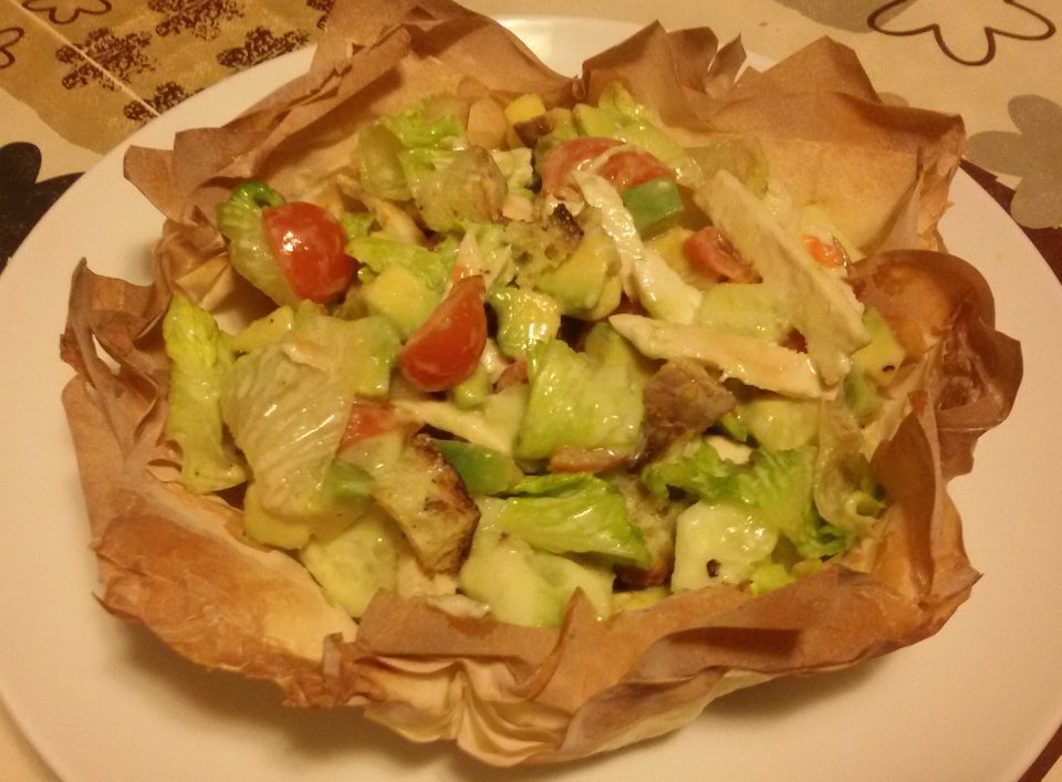 Insalata di pollo con salsa allo yogurt in cestino di pasta fillo