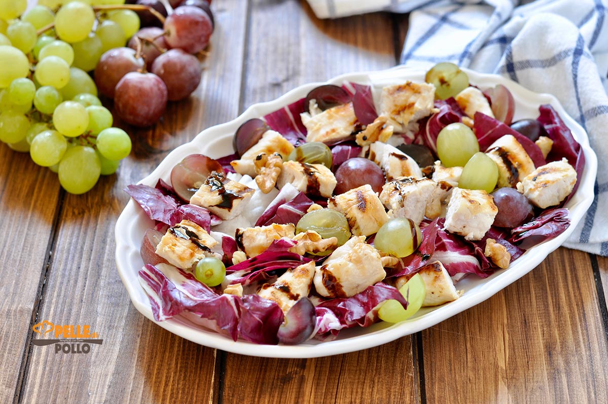 Insalata di pollo con uva, radicchio e noci