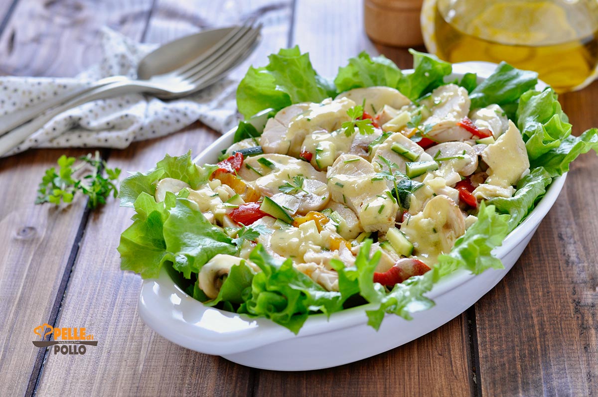 Insalata di pollo con verdure fresche e senape