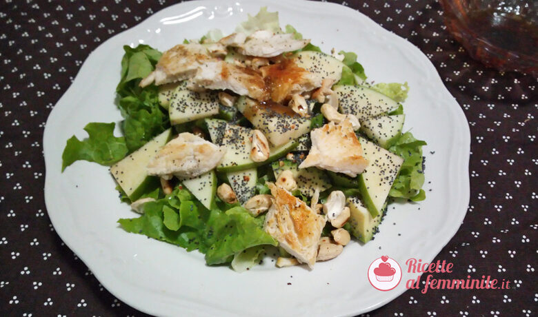 Insalata di pollo e avocado con dressing al miele
