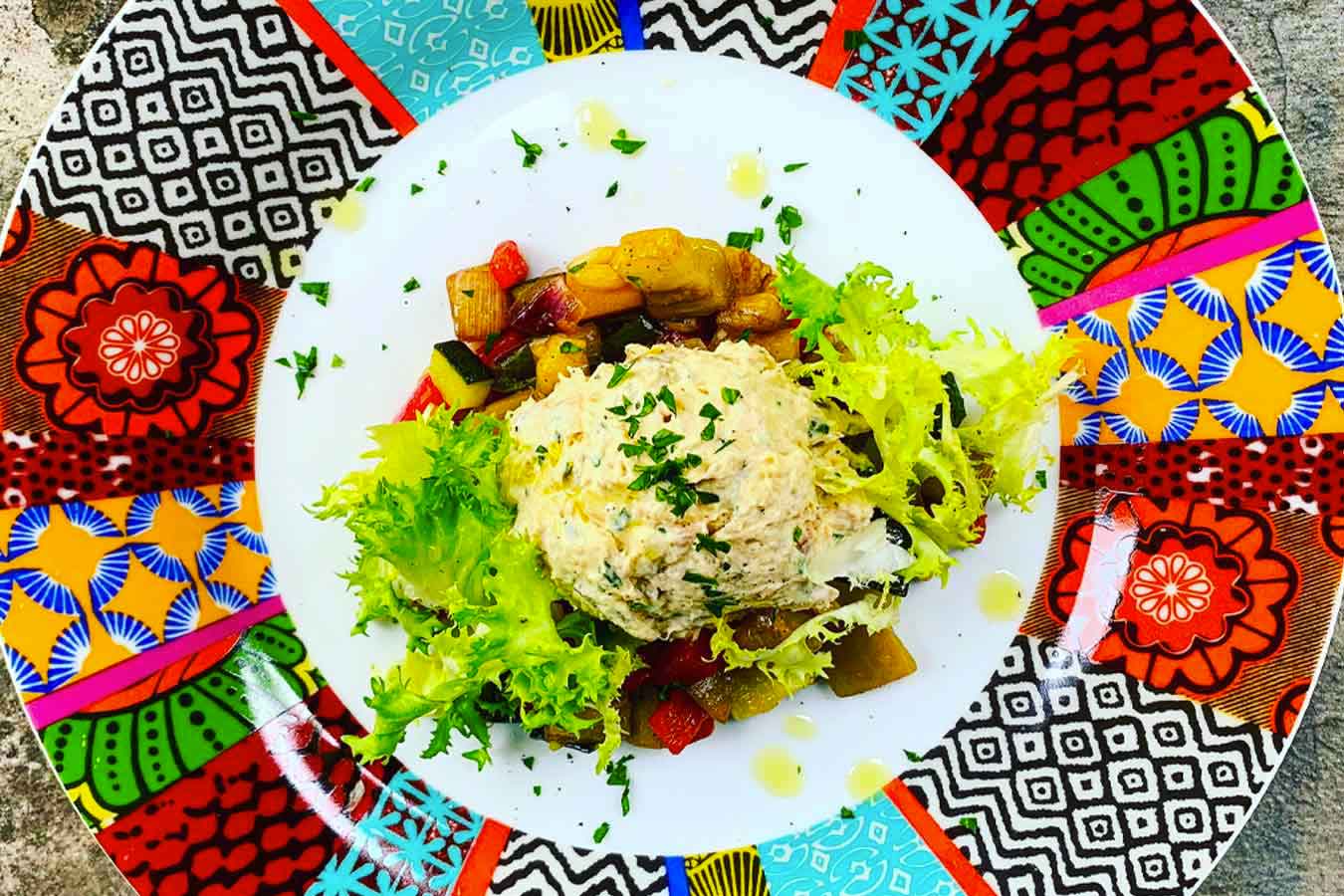Insalata di pollo e caponata di verdure