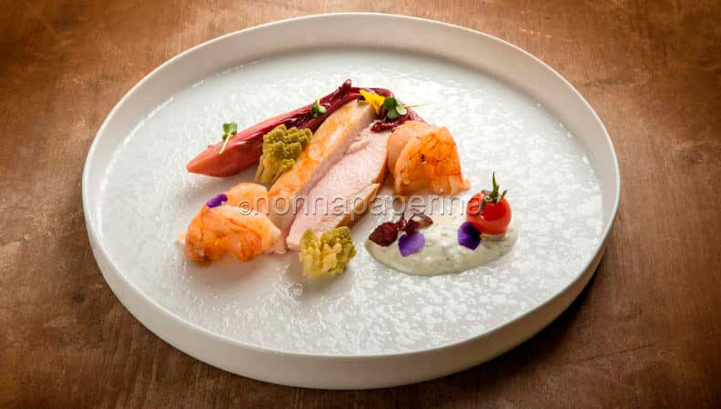 Insalata di pollo e gamberi, asparagi e salsa di yogurt: una leggera sfiziosità
