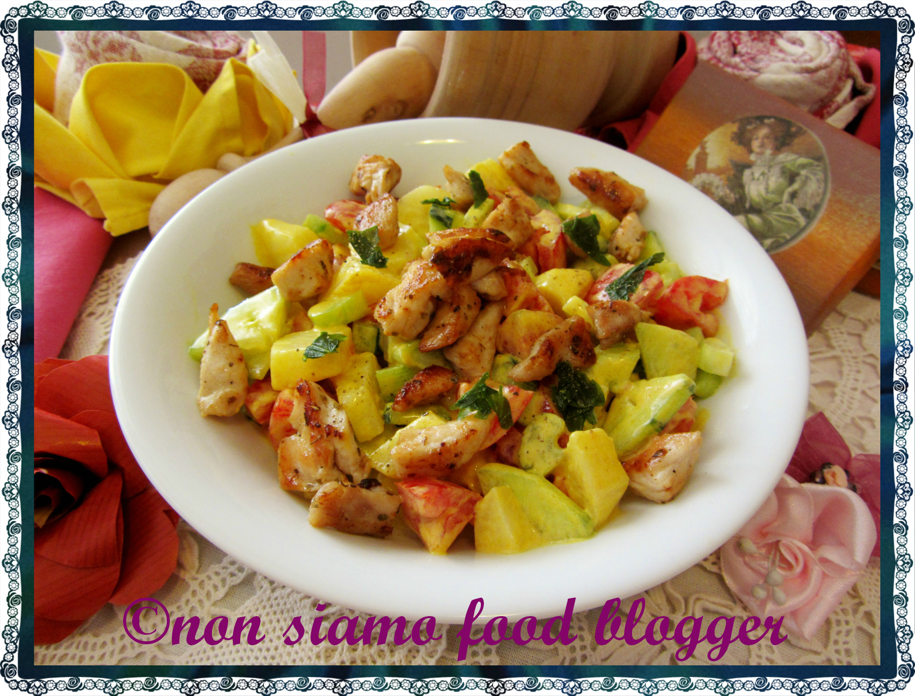 Insalata di pollo e patate con yogurt e curcuma