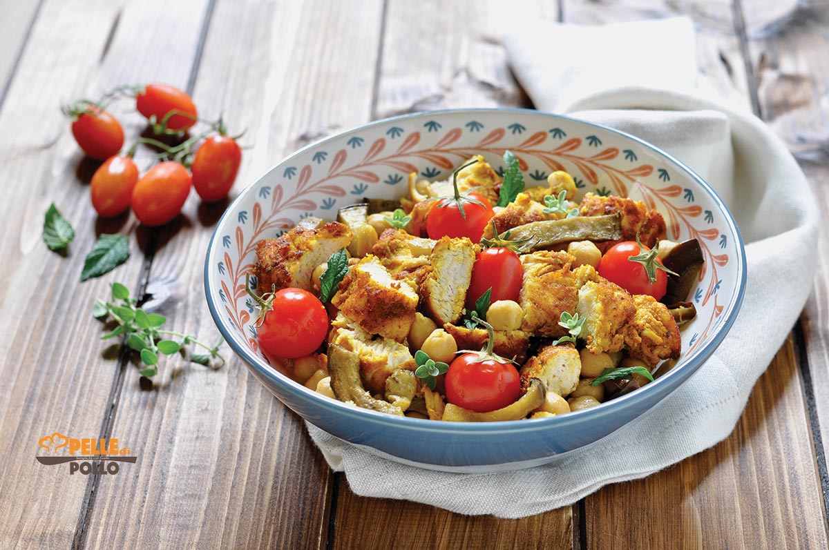 Insalata di pollo speziata con ceci e melanzane