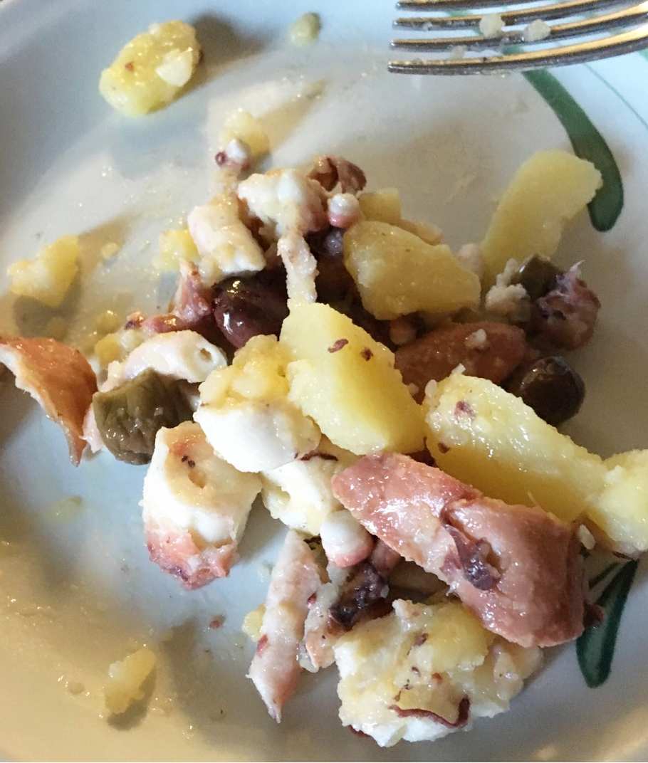 Insalata di polpo, olive e patate