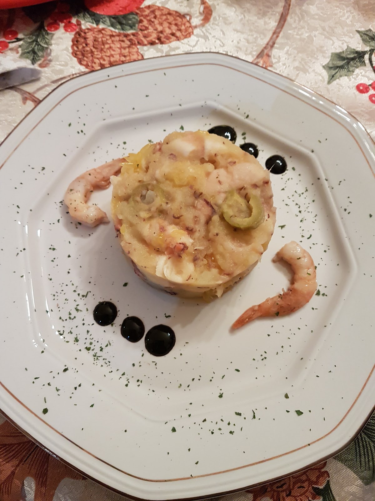 Insalata di polpo verace, gamberi rosa, patate, agrumi e olive verdi