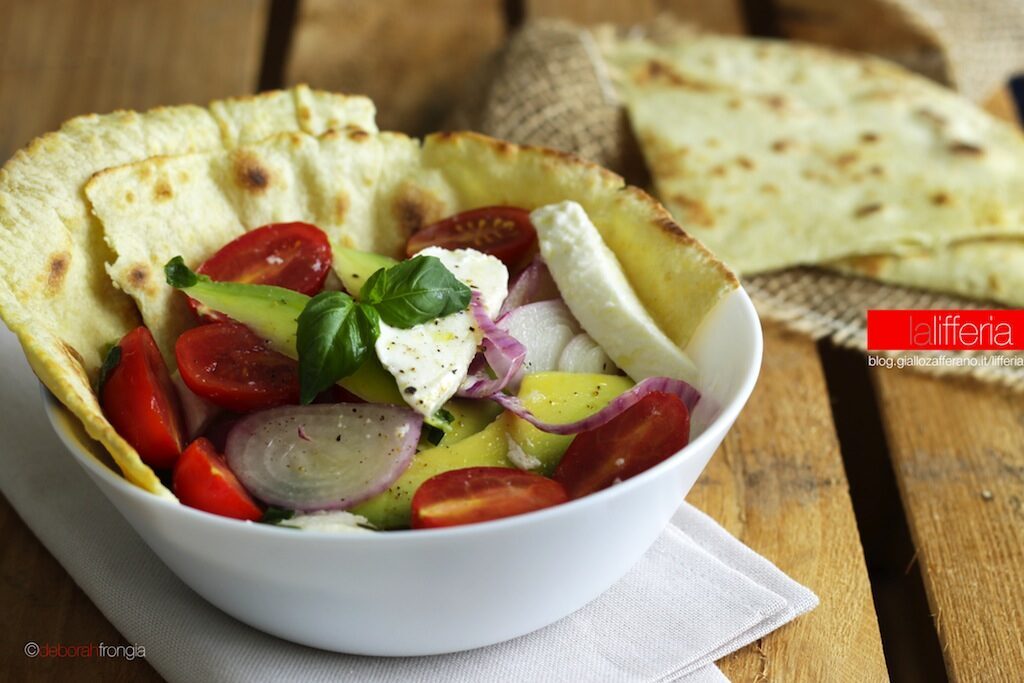 Insalata di pomodorini, avocado e mozzarella