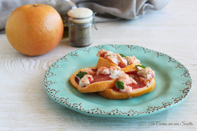 Insalata di pompelmo rosa gamberi e polpa di granchio