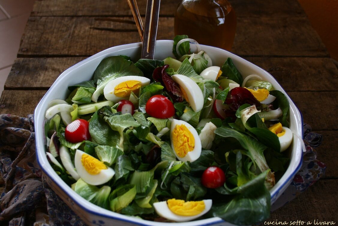 Insalata di primavera piatto unico e appagante non solo per la vista dei colori