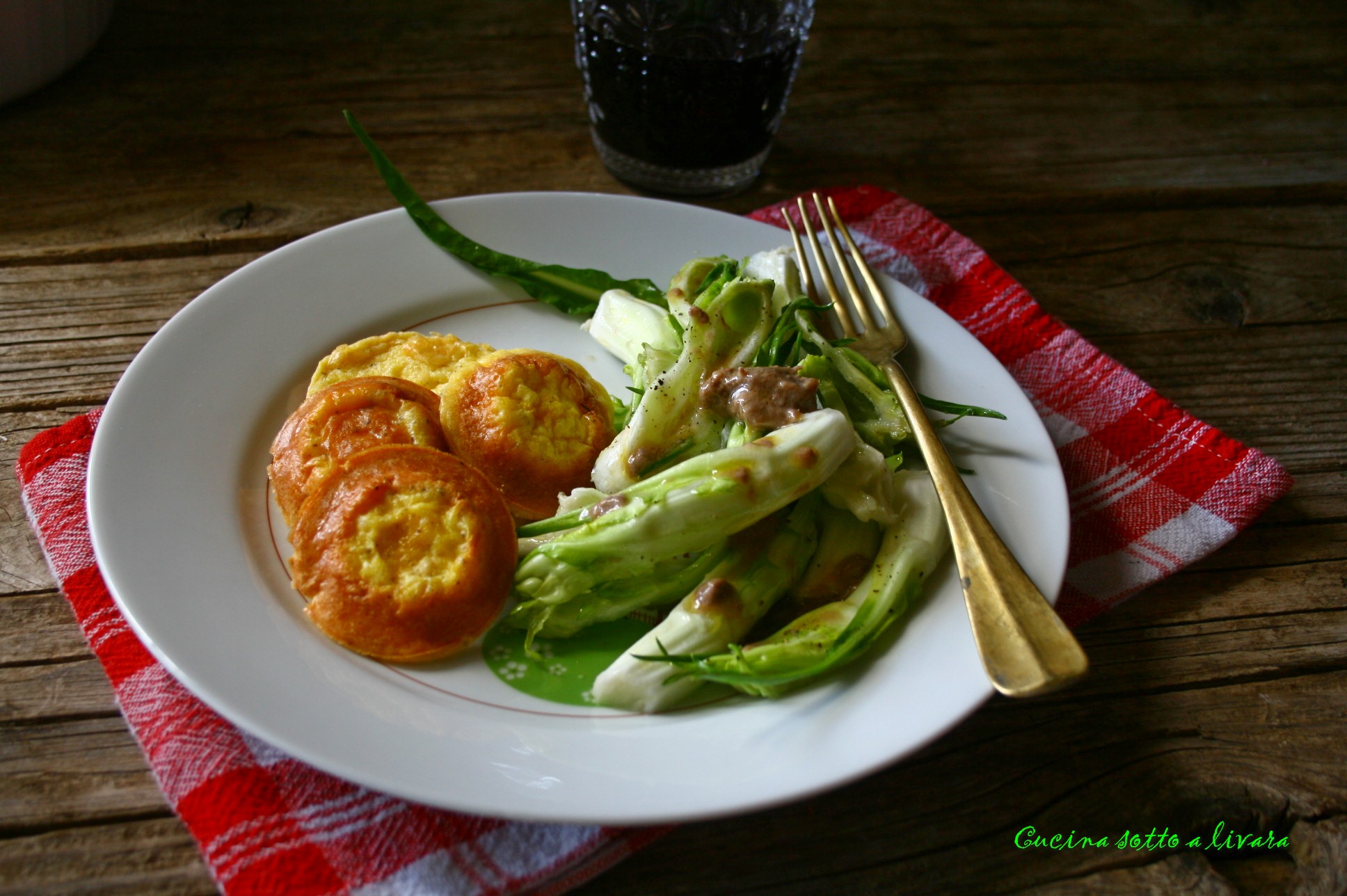 Insalata di puntarelle con tortini al pecorino