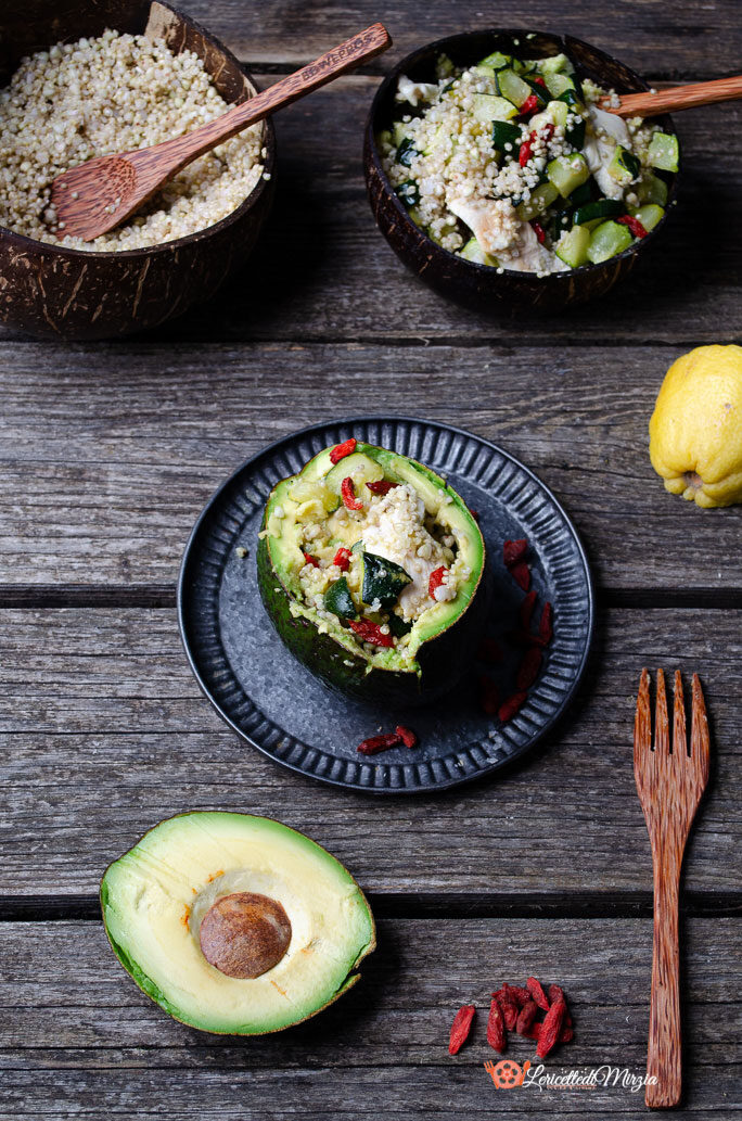 Insalata di quinoa avocado pollo zucchine e goji